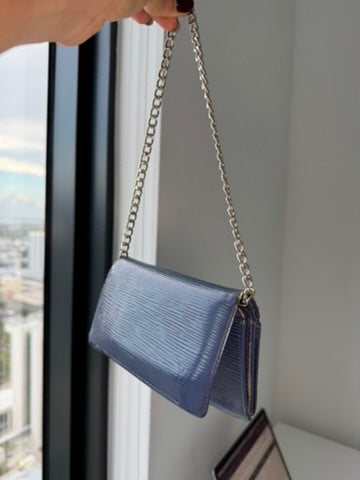 Louis Vuitton - EPI Blue Leather Zippy Wallet w/ comp. Chain