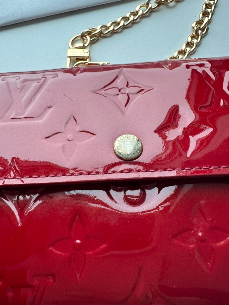 Louis Vuitton - Vernis red leather - Long wallet w/comp, chain