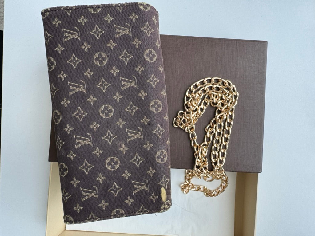 Louis Vuitton - Monogram nvas/Leather Long Wallet w/ comp, Chain. Box included.