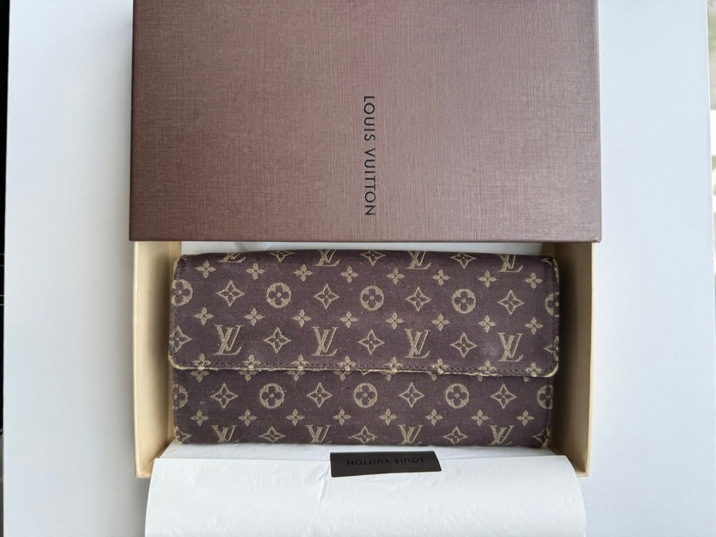 Louis Vuitton - Monogram nvas/Leather Long Wallet w/ comp, Chain. Box included.