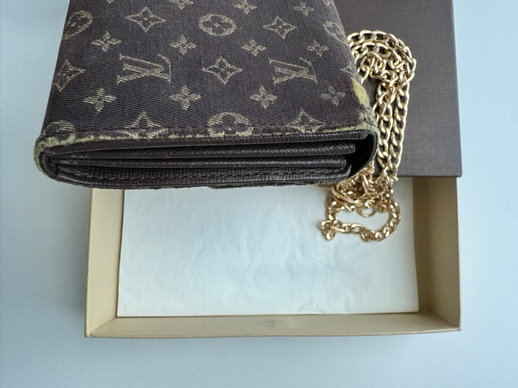 Louis Vuitton - Monogram nvas/Leather Long Wallet w/ comp, Chain. Box included.