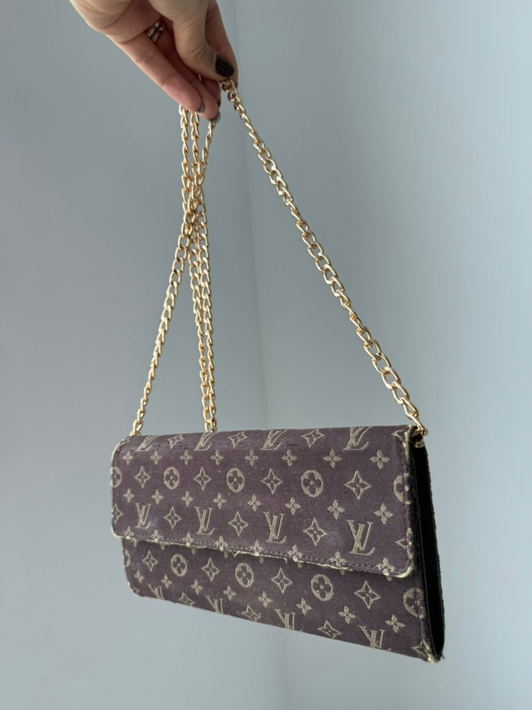 Louis Vuitton - Monogram nvas/Leather Long Wallet w/ comp, Chain. Box included.