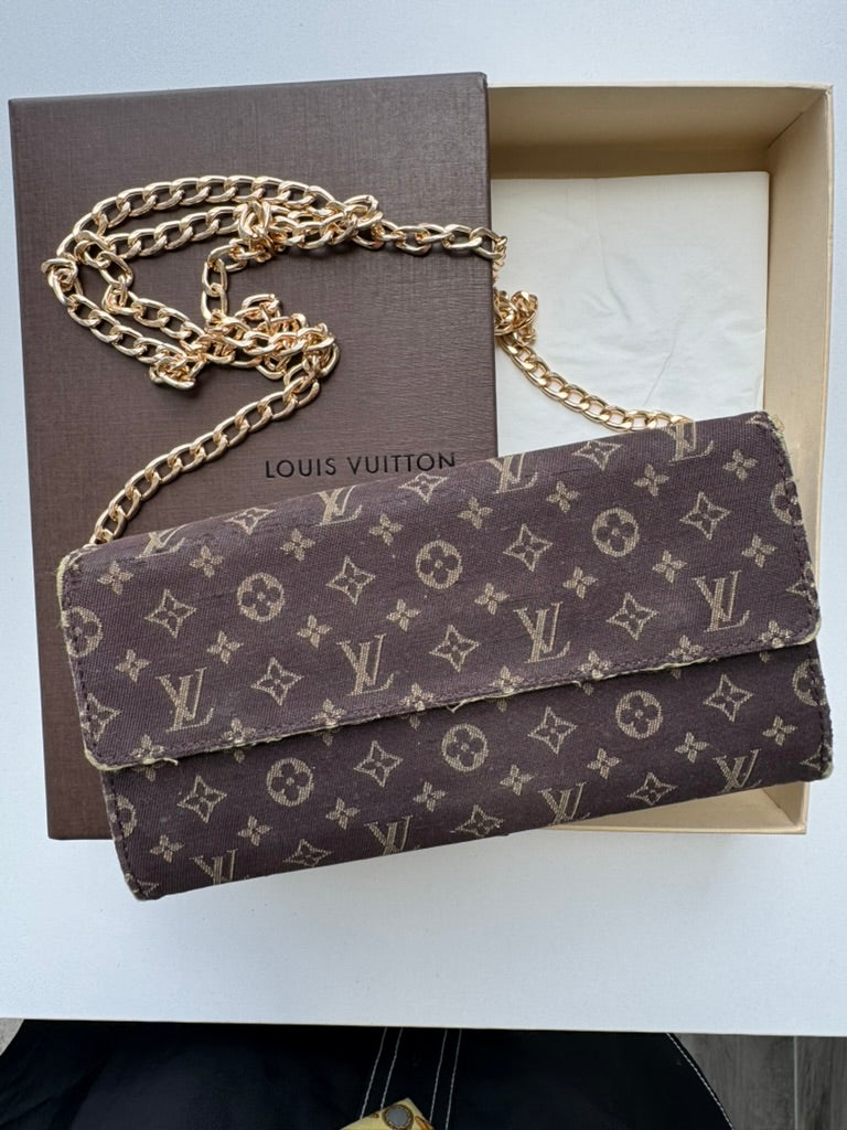Louis Vuitton - Monogram nvas/Leather Long Wallet w/ comp, Chain. Box included.