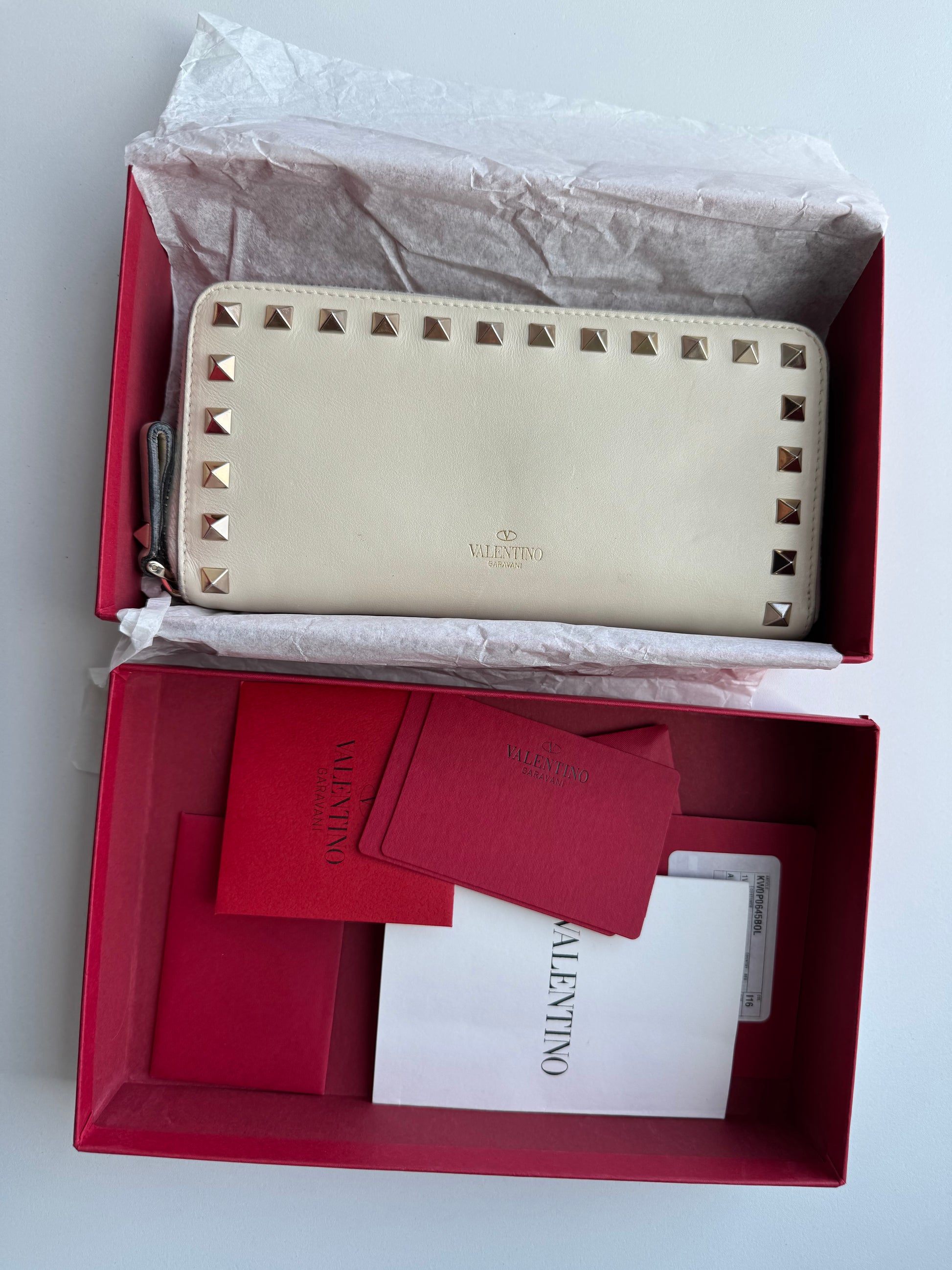 VALENTINO GARAVANI - White with tachas - zippy wallet - full set