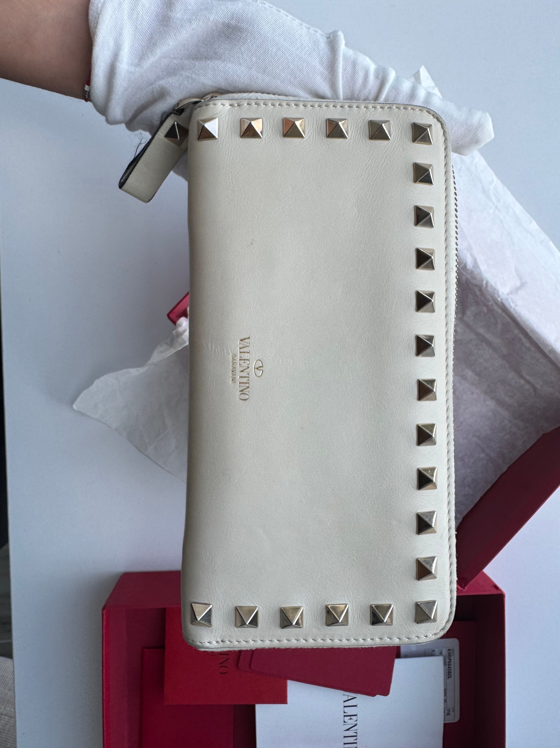 VALENTINO GARAVANI - White with tachas - zippy wallet - full set