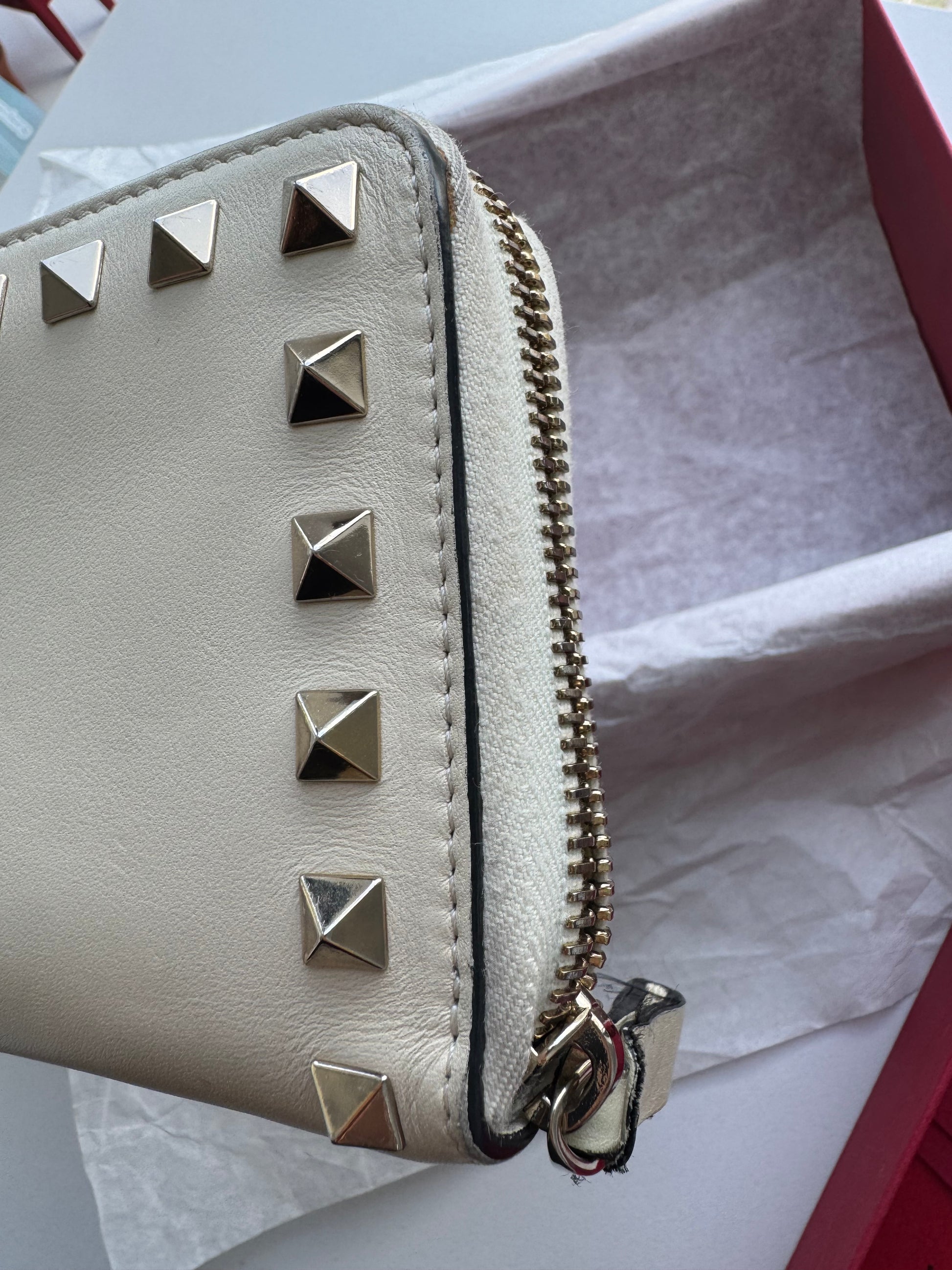VALENTINO GARAVANI - White with tachas - zippy wallet - full set
