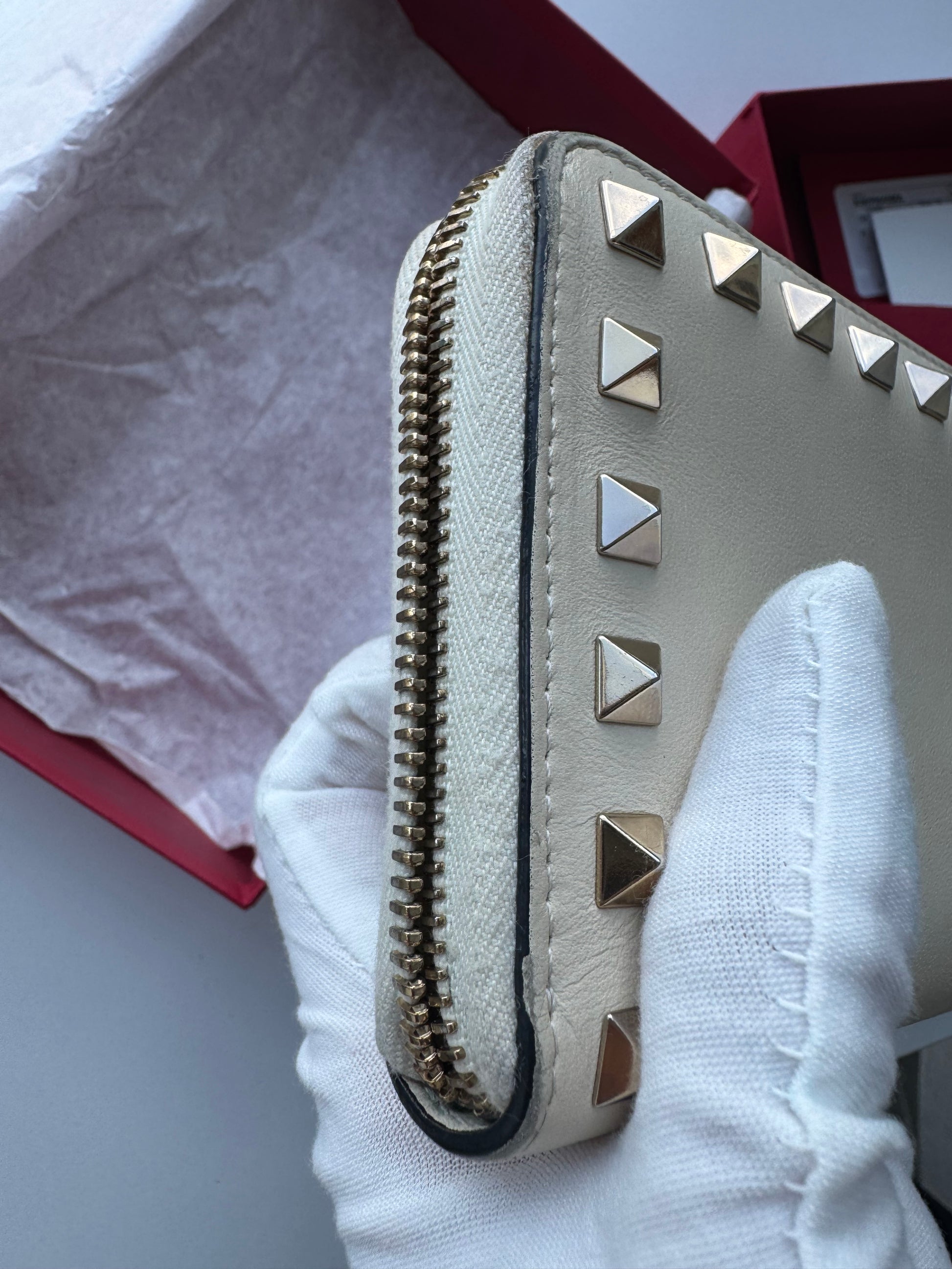 VALENTINO GARAVANI - White with tachas - zippy wallet - full set