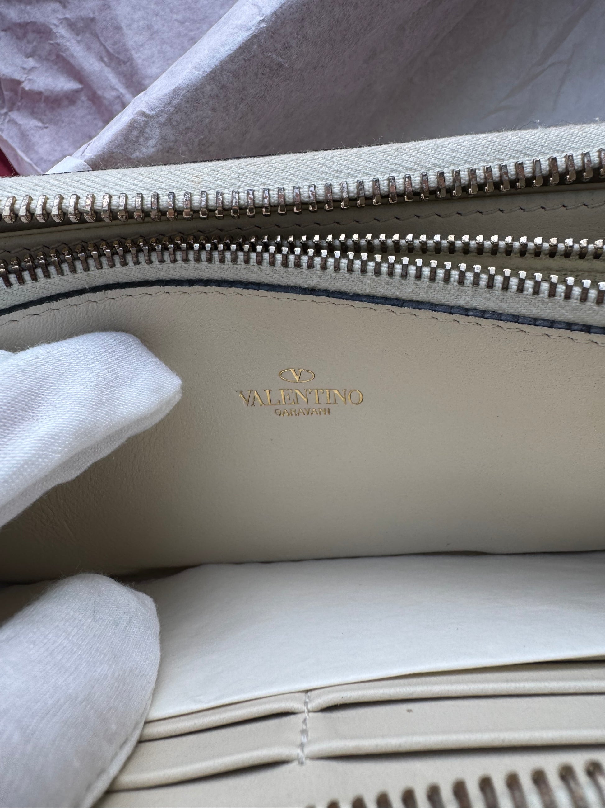 VALENTINO GARAVANI - White with tachas - zippy wallet - full set