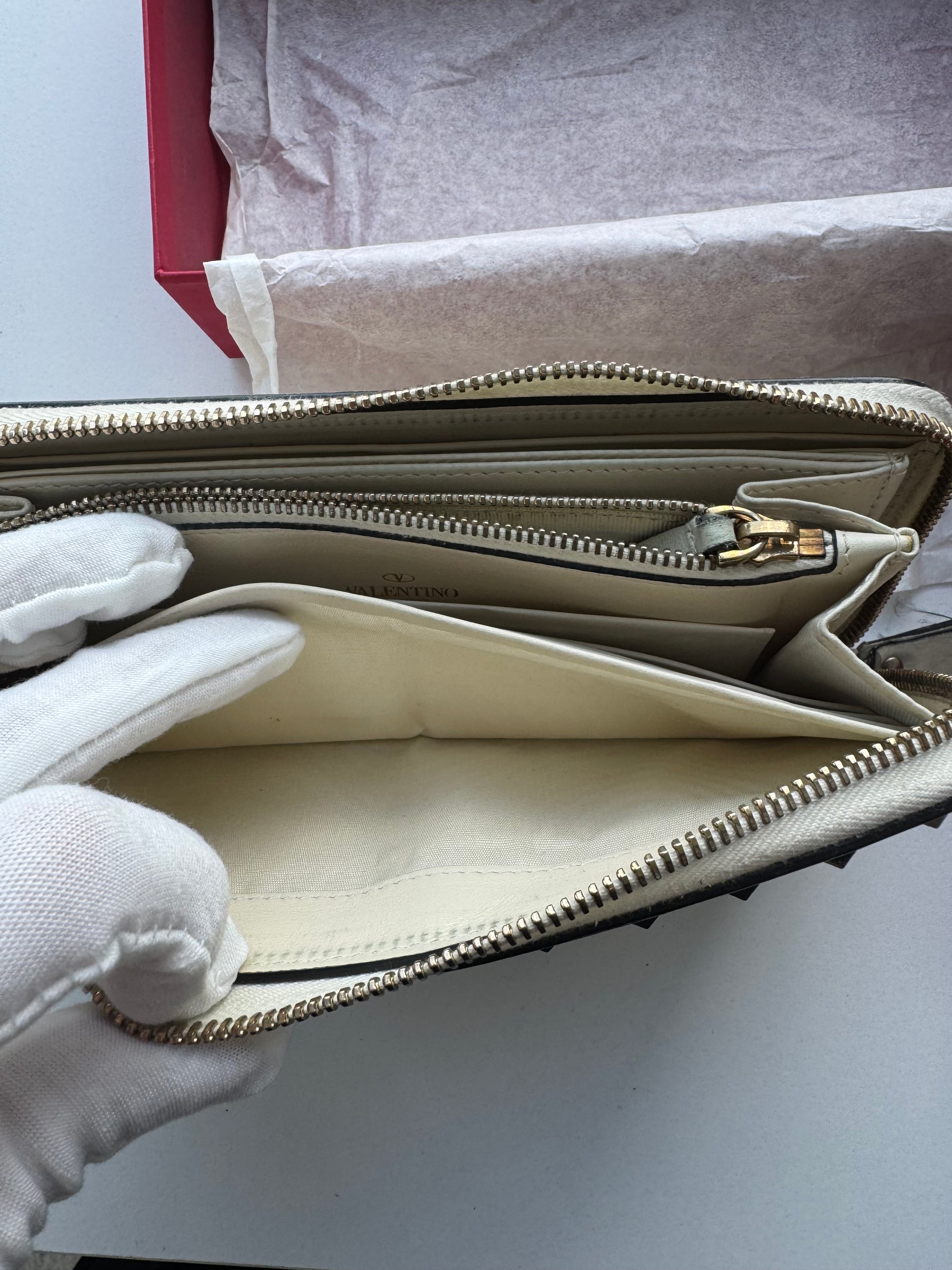 VALENTINO GARAVANI - White with tachas - zippy wallet - full set
