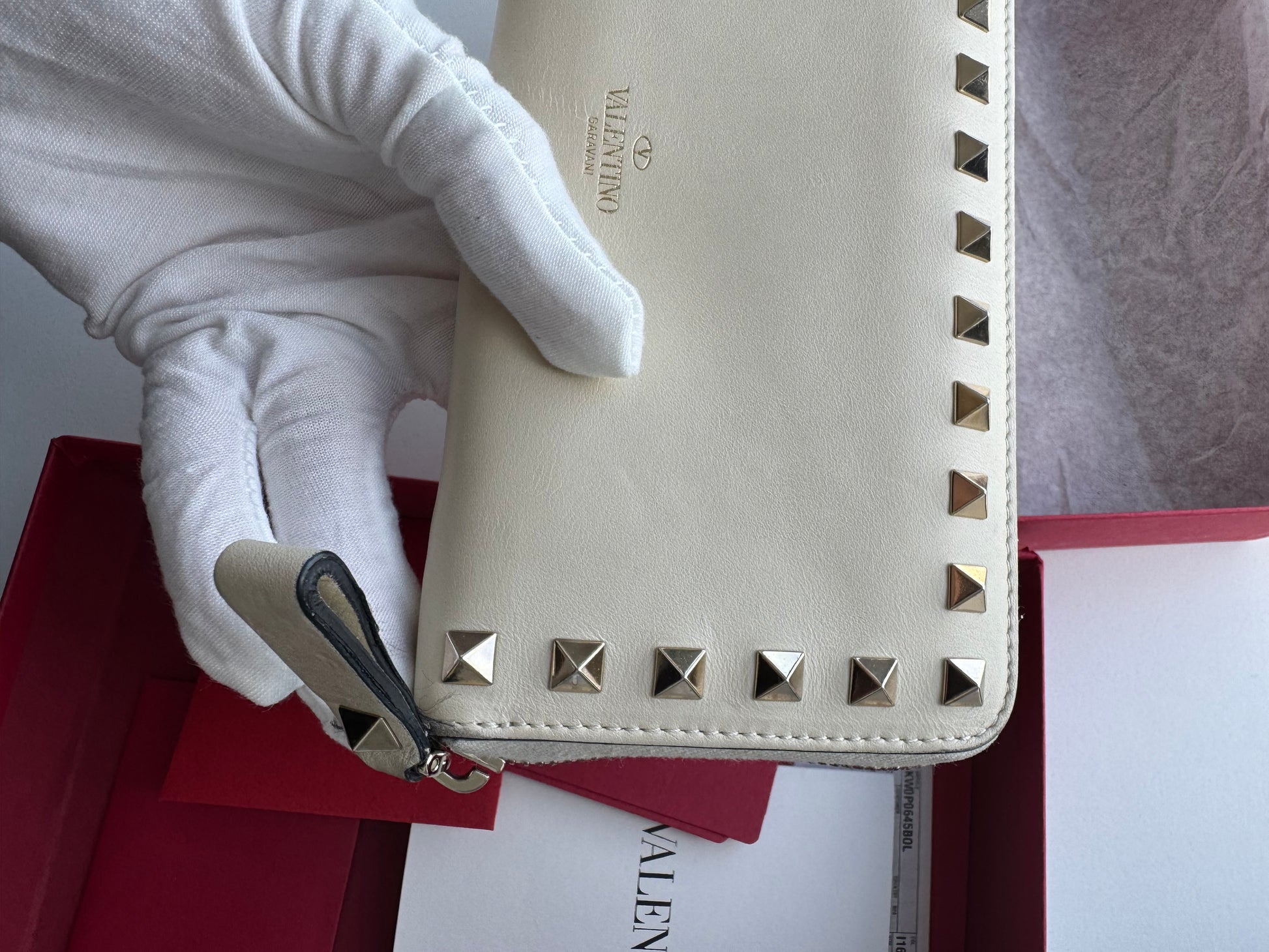 VALENTINO GARAVANI - White with tachas - zippy wallet - full set