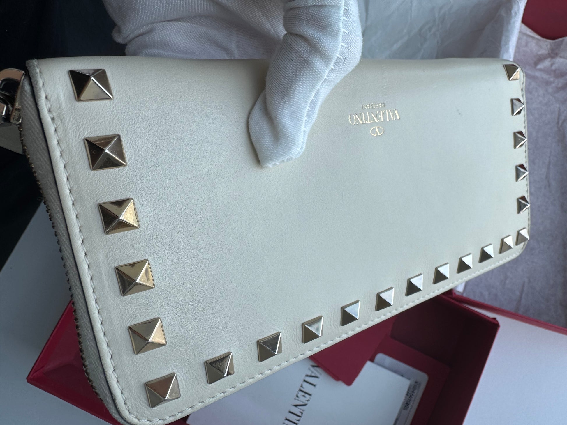 VALENTINO GARAVANI - White with tachas - zippy wallet - full set