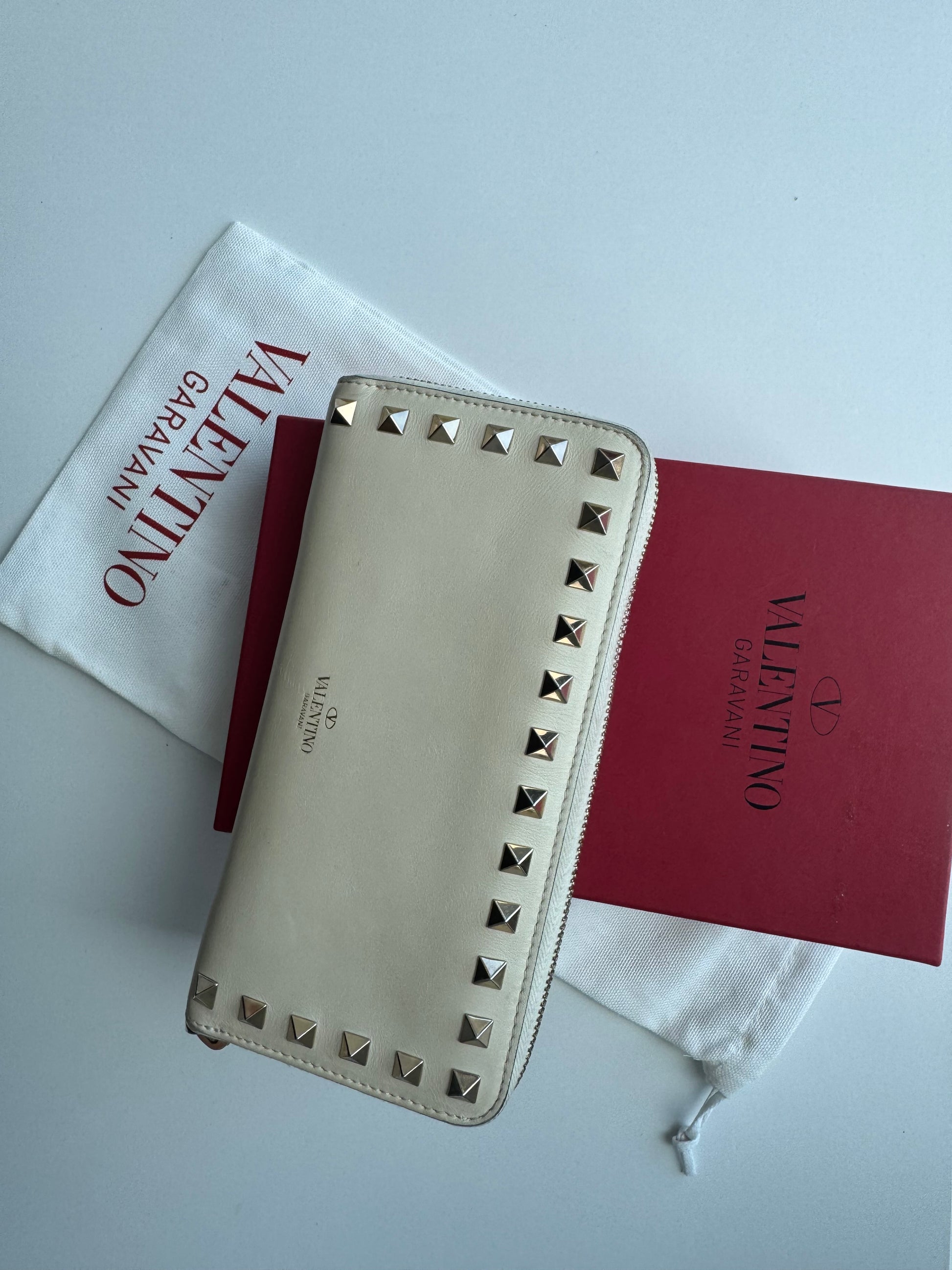 VALENTINO GARAVANI - White with tachas - zippy wallet - full set